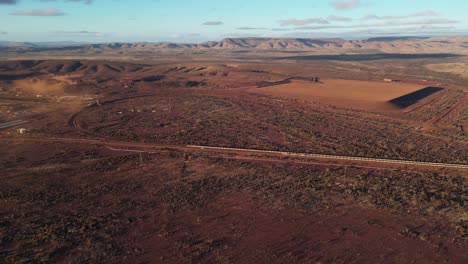 Offene-Eisenmine-Und-Zug-In-Der-Australischen-Wüste