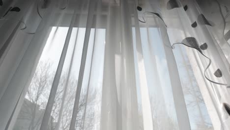 Weiße-Transparente-Vorhänge-An-Einem-Fenster-An-Einem-Sonnigen-Tag,-Nahaufnahme-Video