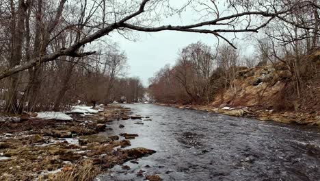Der-Fluss-Jagala-Fließt-Im-Winter-Durch-Die-Bäume-Im-Norden-Estlands