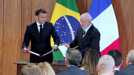Präsidenten-Macron-Und-Lula-Unterzeichnen-Umwelterklärungen