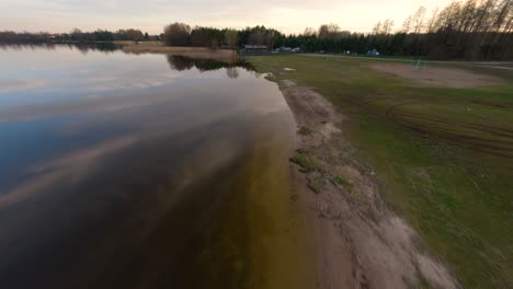 Drone-Volando-Alrededor-Del-Lago-Elk-En-Mazury,-Polonia-Al-Atardecer