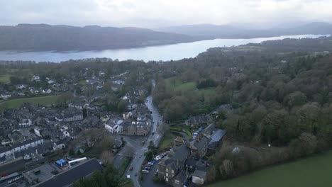 Town-of-Windermere-On-Lake-Shore-In-Cumbria,-Lake-District,-England