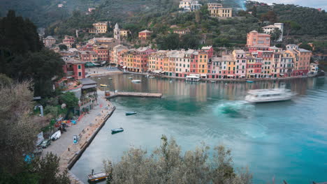 Farbenfroher-Touristischer-Hafen-Von-Portofino-Mit-Abfahrender-Fähre