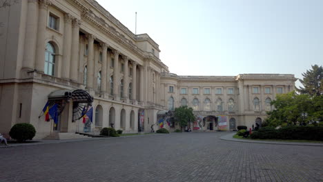 Corte-Del-Palacio-Real-Al-Atardecer,-Bucarest-Rumania