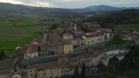 Vistas-Mágicas-De-Monterchi-Al-Atardecer-En-La-Provincia-De-Arezzo,-Italia.