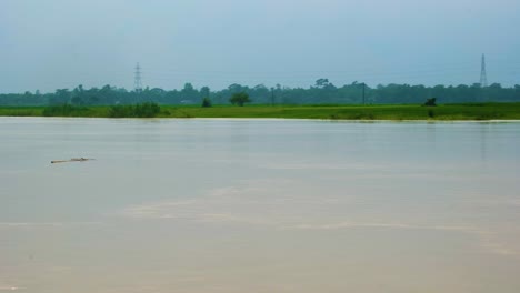 über-Die-Ufer-Getretener-Fluss-Neben-Ackerland-Im-Ländlichen-Bangladesch