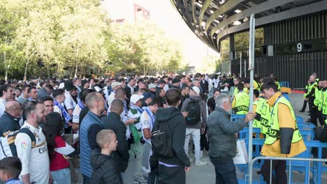 Los-Aficionados-Al-Fútbol-Hacen-Cola-Para-Entrar-Al-Estadio-Santiago-Bernabeu-Del-Real-Madrid-Mientras-Asisten-Al-Partido-De-Fútbol-De-La-Liga-De-Campeones-Entre-Los-Equipos-Español-Y-Británico-Real-Madrid-Y-Manchester-City