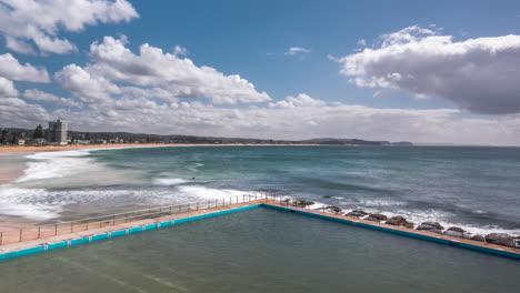 Ein-Zeitraffer,-Der-Ein-Typisches-Bad-An-Einem-Sommermorgen-In-Sydneys-Berühmtem-Ocean-Pool-Am-Berühmten-Collaroy-Beach-Zeigt