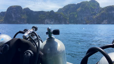 Boot-Segeln-In-Thailand-Mit-Tauchausrüstung-Vorbereitet