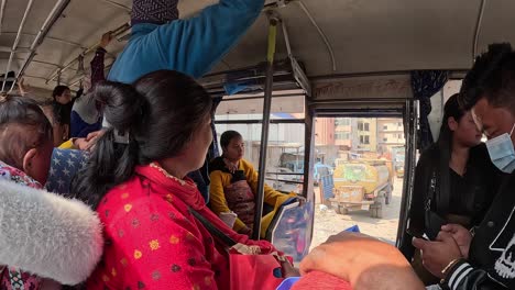 Viajeros-Y-Pasajeros-En-El-Interior-De-Un-Autobús-Lleno-De-Gente-En-Nepal