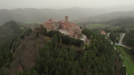 Vista-De-Pájaro:-Monte-Santa-María-Tiberina-Y-La-Belleza-De-Umbría-En-Toscana,-Italia