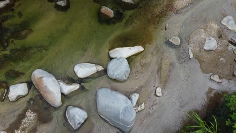 El-Agua-Fluye-Tranquilamente-A-Través-Del-Lecho-Rocoso-Del-Río,-Antena-De-Arriba-Hacia-Abajo