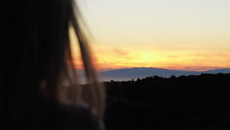 Frau-Bewundert-Magischen-Sonnenaufgang-über-Dem-Teide-Nationalpark,-Nahaufnahme-Von-Hinten