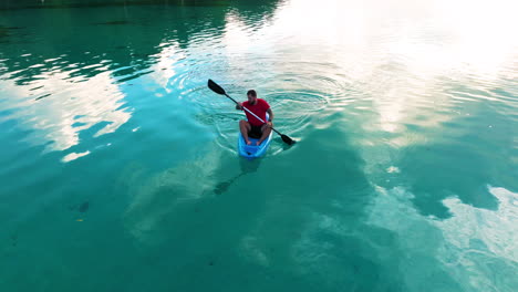 Vista-De-Un-Hombre-En-Kayak-Temprano-En-La-Mañana,-Isla-Moso,-Vanuatu---Disparo-De-Un-Dron