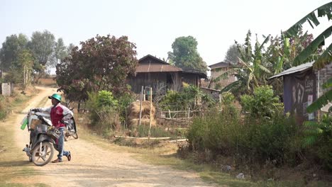 Heladero-Birmano-Con-Una-Moto