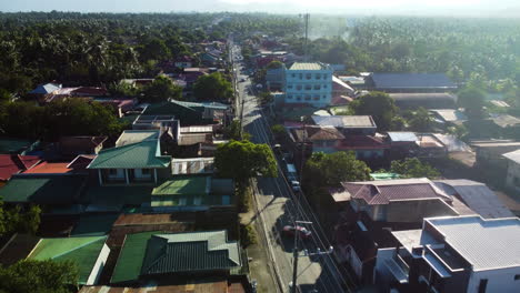 Vista-Aérea-Siguiendo-Una-Carretera,-Día-Soleado-En-San-Pablo,-Laguna,-Filipinas