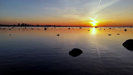 Goldener-Sonnenuntergang-über-Der-Bucht-Von-Tallinn-Mit-Silhouette-Der-Skyline-In-Estland