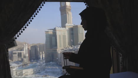 Muslim-woman-in-the-foreground-with-the-Abraj-Al-Bait-of-Makkah-skyline-in-the-background