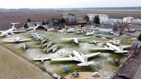 Luftaufnahme-Des-Luftfahrtmuseums-Im-Winter-In-Kunovice,-Tschechien,-Tschechische-Republik