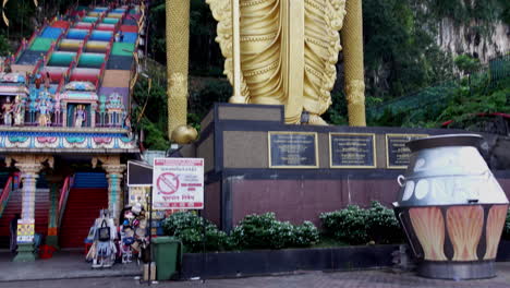 Giant-Murugan-Statue-At-Entrance-Of-Batu-Caves-In-Gombak,-Selangor,-Malaysia