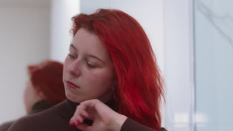 Schöne-Frau,-Die-Im-Modernen-Badezimmer-Rote-Haare-Bürstet,-Nahaufnahme