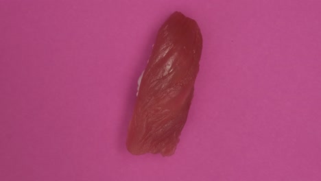 Sushi-Rolle-Rotiert-Auf-Rosa-Hintergrund