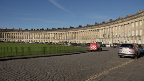 Panoramic-View-Of-Royal-Crescent-Townhouses-And-Green-Park-In-Bath,-England,-UK