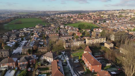 La-Vista-Invernal-Desde-Un-Dron-Captura-El-Típico-Desarrollo-De-Viviendas-Propiedad-Del-Consejo-Urbano-Del-Reino-Unido-En-Dewsbury-Moore-Council-Estate,-Con-Casas-Adosadas-De-Ladrillo-Rojo-Y-El-Yorkshire-Industrial.