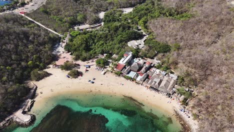 Playa-La-Entrega-En-El-Reconocido-Centro-Turístico-De-Huatulco,-Oaxaca,-México