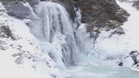 Cascada-Helgufoss-A-Principios-De-Primavera,-Con-Hielo-Y-Nieve-Cayendo