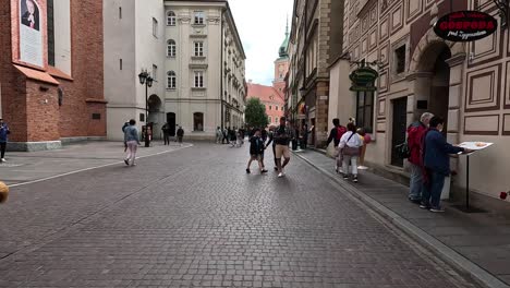 Warschau,-Polen,-Eine-Lebhafte-Fußgängerzone-Wimmelt-Von-Menschen,-Die-Durch-Die-Lebhaften-Straßen-Schlendern-Und-Die-Idee-Des-Gemütlichen-Reisens-Und-Der-Freizeit-Verkörpern