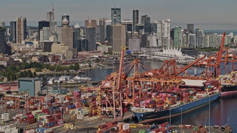 Vancouver-Bc-Canadá-Antena-V95-Con-Zoom-Sobrevolando-El-Puerto-Capturando-El-Astillero-Industrial,-La-Terminal-De-Ferry-Y-El-Paisaje-Urbano-Del-Centro-De-La-Costa---Filmado-Con-Mavic-3-Pro-Cine---Julio-De-2023