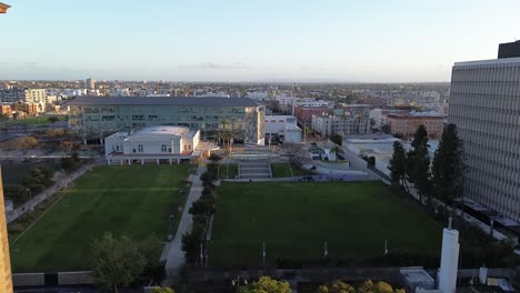 Empuje-Una-Toma-De-Drones-De-Un-Denso-Barrio-Urbano-Durante-La-Puesta-De-Sol