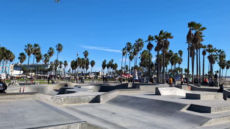 Skatepark-Venice-Beach-Kalifornien-USA-Skateboarder-Betonpark