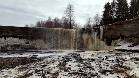 Estland,-Malerische-Luftaufnahme-Des-Jägala-Wasserfalls-Und-Des-Jägala-Flusses,-Natürlicher-Waldpark-In-Der-Nähe-Des-Finnischen-Meerbusens,-Drohnenaufnahmen-Der-Natur