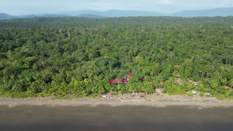 Vista-Aérea-De-Un-Albergue-Ecológico-En-Playa-Cuevita-Cerca-Del-Pueblo-El-Valle-En-El-Departamento-De-Chocó-En-La-Costa-Pacífica-De-Colombia