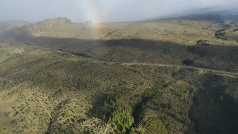 Luftaufnahme-Eines-Bunten-Regenbogens-über-Dem-Haleakala-Highway-An-Den-Hängen-Des-Vulkans,-Maui,-Hawaii