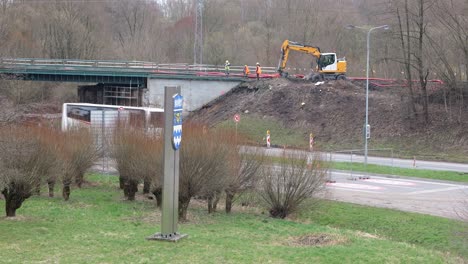 Wiederaufbau-Der-Eisenbahnbrücke-An-Der-Rudna-Und-Ostravska-Straße-Zwischen-Havirov-Und-Senov-In-Der-Tschechischen-Republik,-Bagger-Vorbereitet