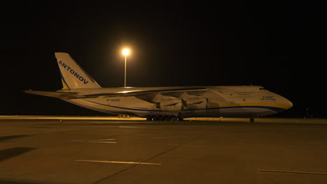 Großes-Frachtflugzeug-Antonow-An-124-Auf-Dem-Flughafenvorfeld---Nachts,-Statisch