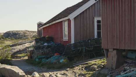 Schwedische-Westküste,-Rote-Fischerhütte-Und-Hummerkörbe