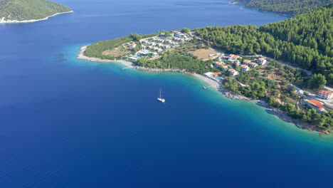 Luftaufnahme:-Panoramaaufnahme-Des-Wunderschönen-Strandes-Von-Panormos-Auf-Der-Insel-Skopelos,-Sporaden,-Griechenland