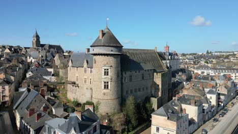 Castillo-Chateau-De-Laval-Y-Orilla-Del-Río,-Mayenne-En-Francia