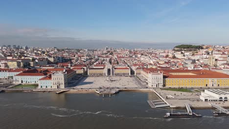 Wunderbarer,-Atemberaubender-Europäischer-Platz-Begrüßt-Große-Besucher-In-Lissabon,-Portugal,-Abseits-Des-Tejo