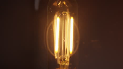Elektrisches-Glühen,-Nahaufnahme-Der-Glühbirne-Beim-Einschalten