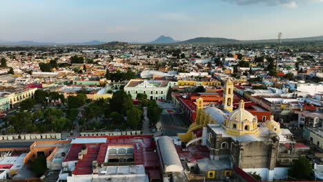 Juarez-Park-Und-San-Luis-Obispo-Barock,-In-Huamantla,-Mexiko-–-Zurückziehen,-Drohnenschuss