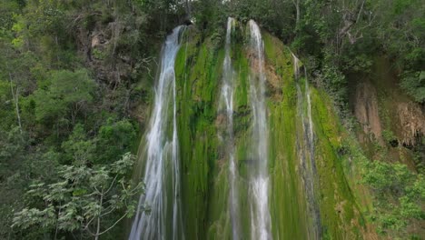 Luftaufnahme-Eines-Beeindruckenden-Dschungelwasserfalls-In-Der-Dominikanischen-Republik,-Teil-01