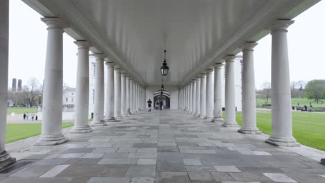 Caminando-Por-La-Columnata-De-La-Casa-De-La-Reina-En-Los-Jardines-Del-Museo-Marítimo-Nacional-En-Greenwich,-Londres,-Reino-Unido.