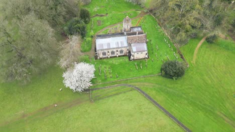 Disparo-De-Drone-Giratorio-De-La-Iglesia-De-Rockingham-En-Northamptonshire,-Inglaterra