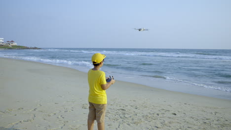 Niño-Volando-Un-Drone-En-El-Lado-De-La-Playa