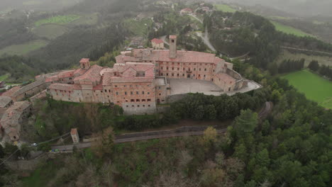 Fantastic-Aerial-view:-Monte-Santa-Maria-Tiberina's-Tranquil-Charm-in-Tuscany,-Italy